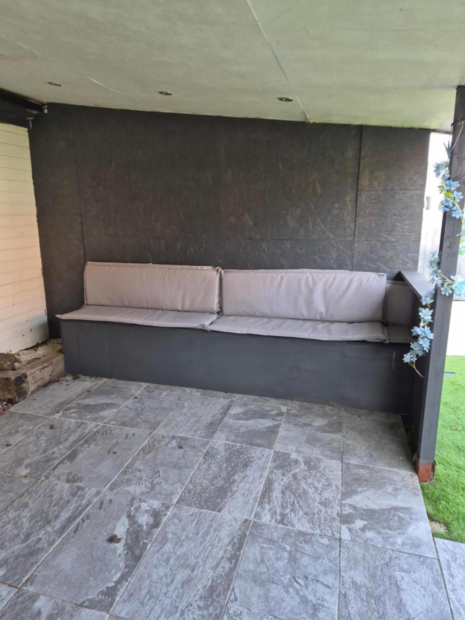 Accomadation Wrexham Exterior photo